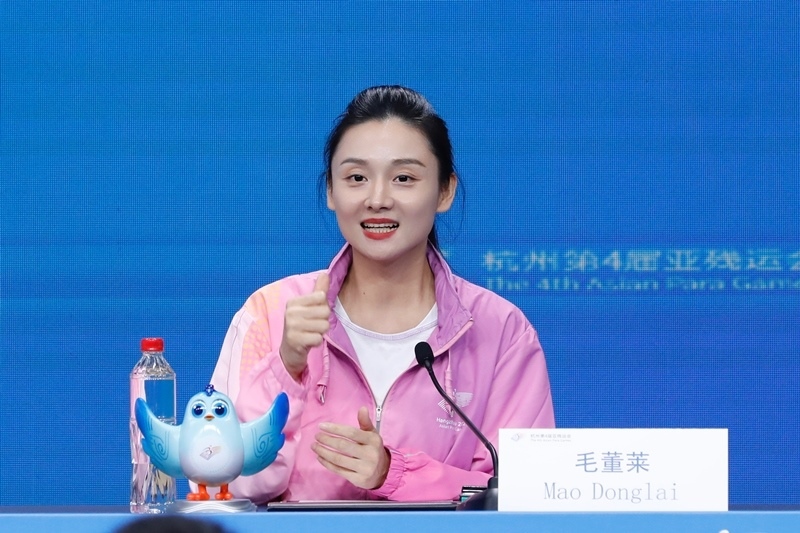 杭州市殘疾人綜合服務(wù)中心干事毛董萊介紹成為亞殘運(yùn)會(huì)火炬手的經(jīng)歷。杭州亞殘組委供圖