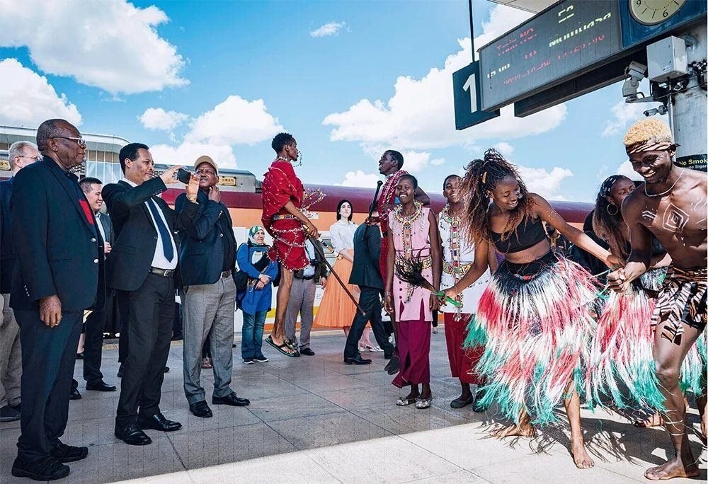 △2023年10月6日，多國駐肯使節(jié)在肯尼亞內(nèi)羅畢的蒙內(nèi)鐵路內(nèi)羅畢站觀看文藝演出。