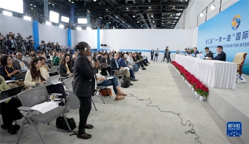 10月16日，第三屆“一帶一路”國際合作高峰論壇新聞中心在北京國家會議中心舉行首場吹風會，邀請自然資源部國際合作司和相關單位負責人介紹有關情況，并回答記者提問。新華社記者 王毓國攝