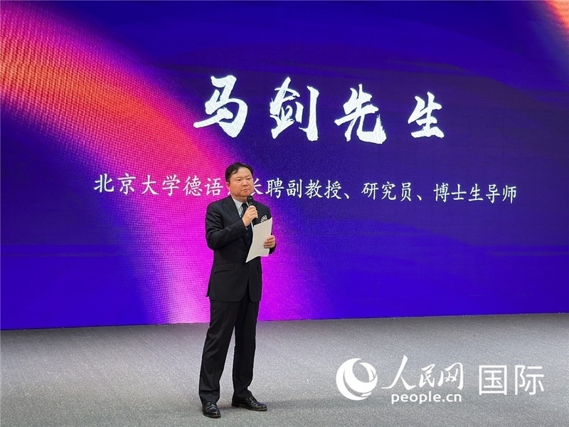 北京大學(xué)德語系長聘副教授馬劍點(diǎn)評學(xué)生表現(xiàn)。（攝影：張麗鷗）