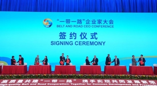 這是10月17日拍攝的簽約儀式現(xiàn)場(chǎng)。當(dāng)日，“一帶一路”企業(yè)家大會(huì)在北京召開(kāi)。（新華社記者王毓國(guó)攝）