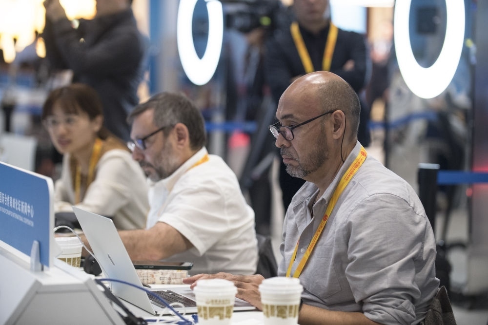 記者在“一帶一路”國際合作高峰論壇新聞中心工作（2023年10月17日攝）。