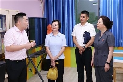 圖③：“小公民法律課堂”開講前，全國人大代表殷其龍（右二）、重慶市人大代表李自玲（左二）聽取楊家坪中學(xué)負(fù)責(zé)人關(guān)于未成年人思想教育工作情況的介紹。