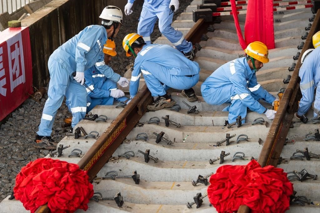 3月31日，在印度尼西亞雅加達(dá)雅萬(wàn)高鐵哈利姆車(chē)站，工人鋪設(shè)雅萬(wàn)高鐵全線最后一根鋼軌。