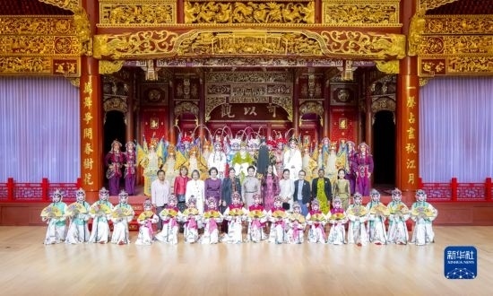  10月18日上午，國家主席習(xí)近平夫人彭麗媛邀請(qǐng)出席第三屆“一帶一路”國際合作高峰論壇的外方領(lǐng)導(dǎo)人夫人參觀中國工藝美術(shù)館（中國非物質(zhì)文化遺產(chǎn)館）。這是彭麗媛同外方領(lǐng)導(dǎo)人夫人與文藝演出演職人員合影。新華社記者 丁林 攝