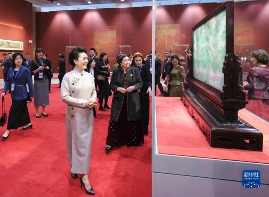  10月18日上午，國家主席習(xí)近平夫人彭麗媛邀請(qǐng)出席第三屆“一帶一路”國際合作高峰論壇的外方領(lǐng)導(dǎo)人夫人參觀中國工藝美術(shù)館（中國非物質(zhì)文化遺產(chǎn)館）。這是彭麗媛同外方領(lǐng)導(dǎo)人夫人參觀展品。新華社記者 丁林 攝