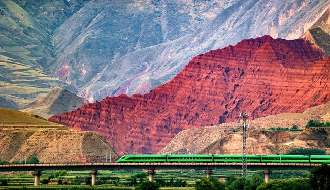 穿越丹霞地貌的火車。蘭州局集團公司融媒體中心供圖