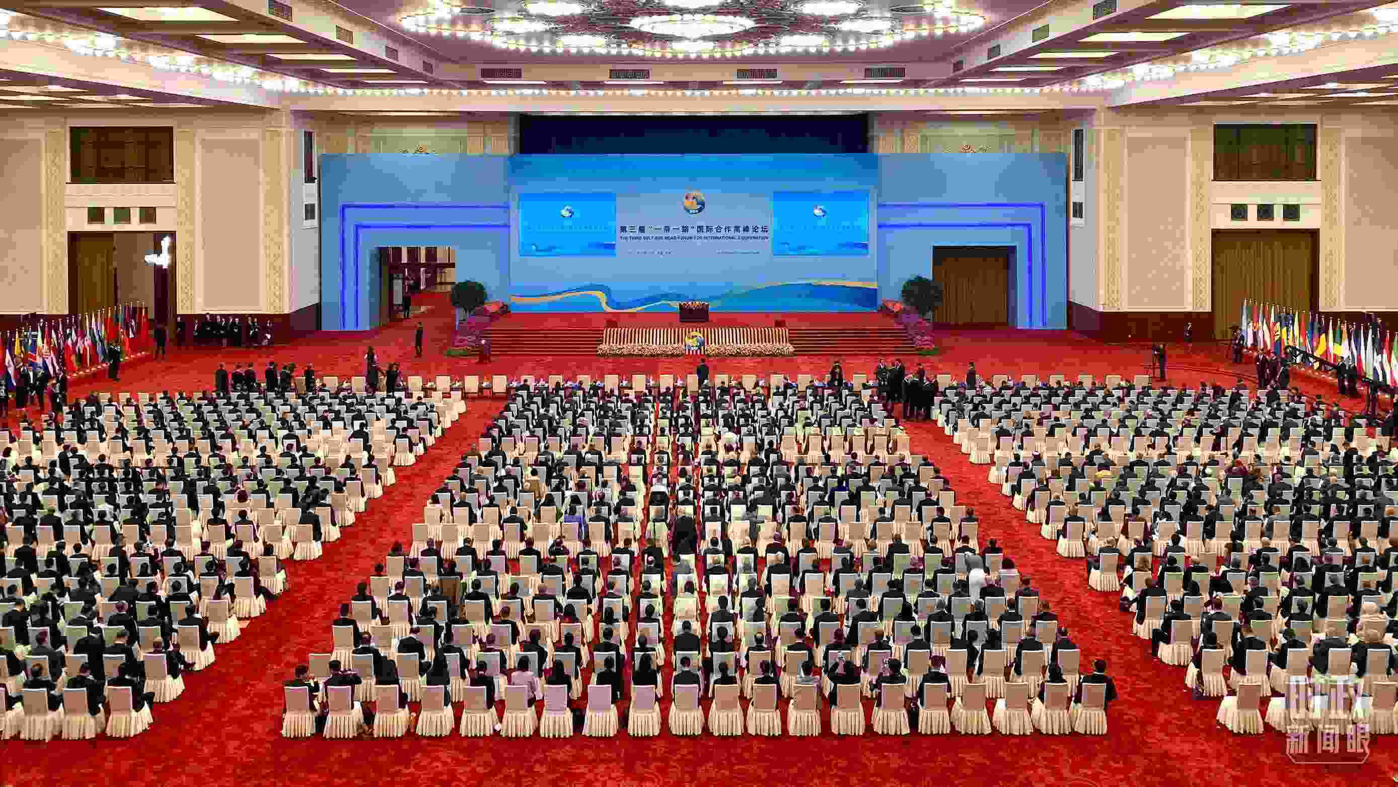 △人民大會堂宴會廳。這是開幕式之前的現(xiàn)場。（總臺央視記者李增仁拍攝）