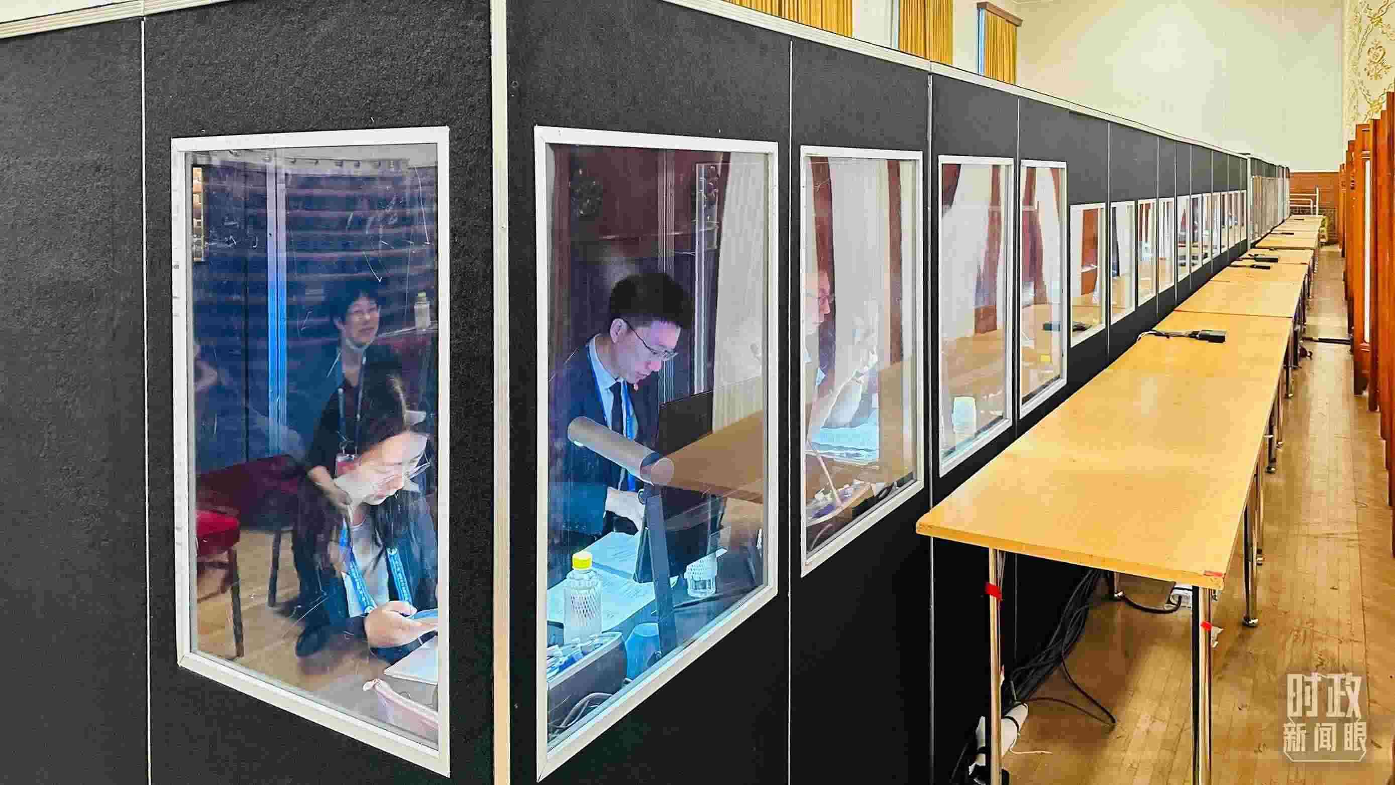 △開幕式現(xiàn)場的多語種同傳間。（總臺國廣記者時冉拍攝）