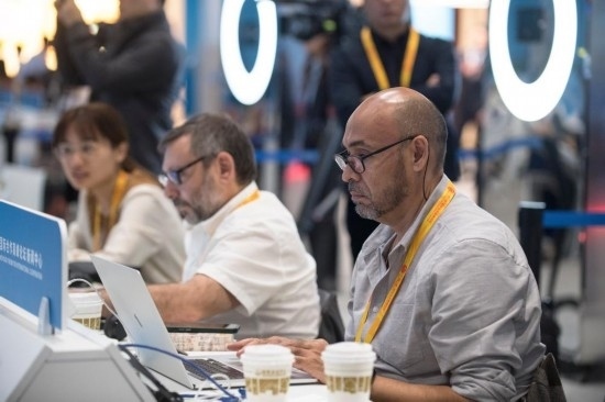 10月17日，記者在“一帶一路”國際合作高峰論壇新聞中心工作。新華社記者 張豪夫 攝