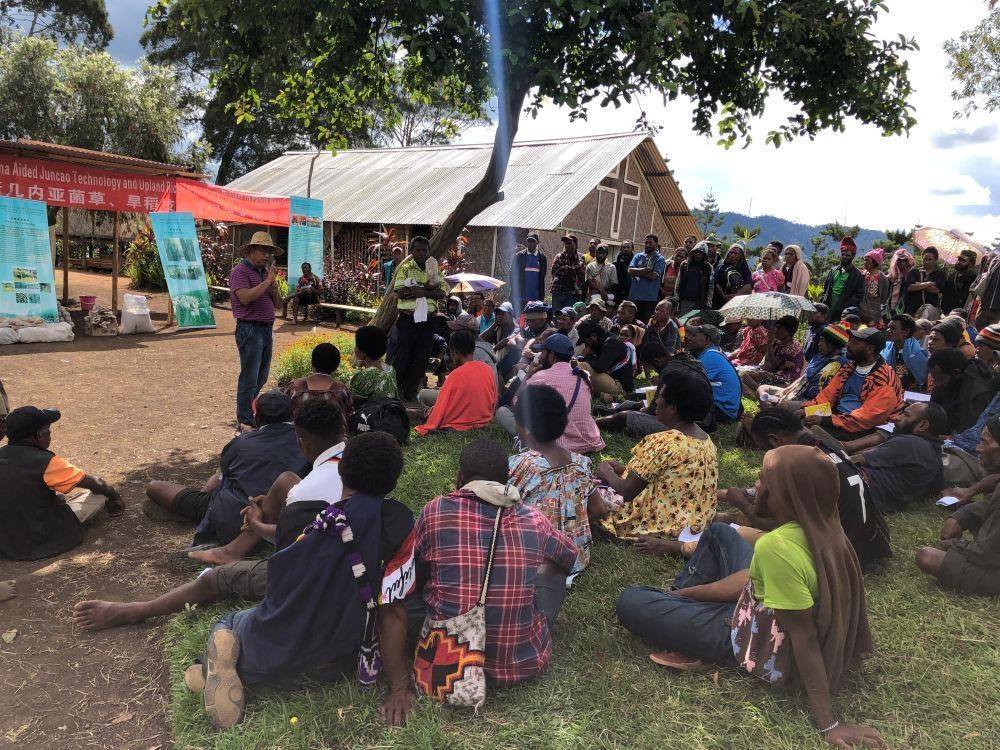 △2020年12月15日，中國(guó)專家在巴布亞新幾內(nèi)亞東高地省中國(guó)援助巴新菌草和旱稻技術(shù)項(xiàng)目第9期培訓(xùn)班上授課。