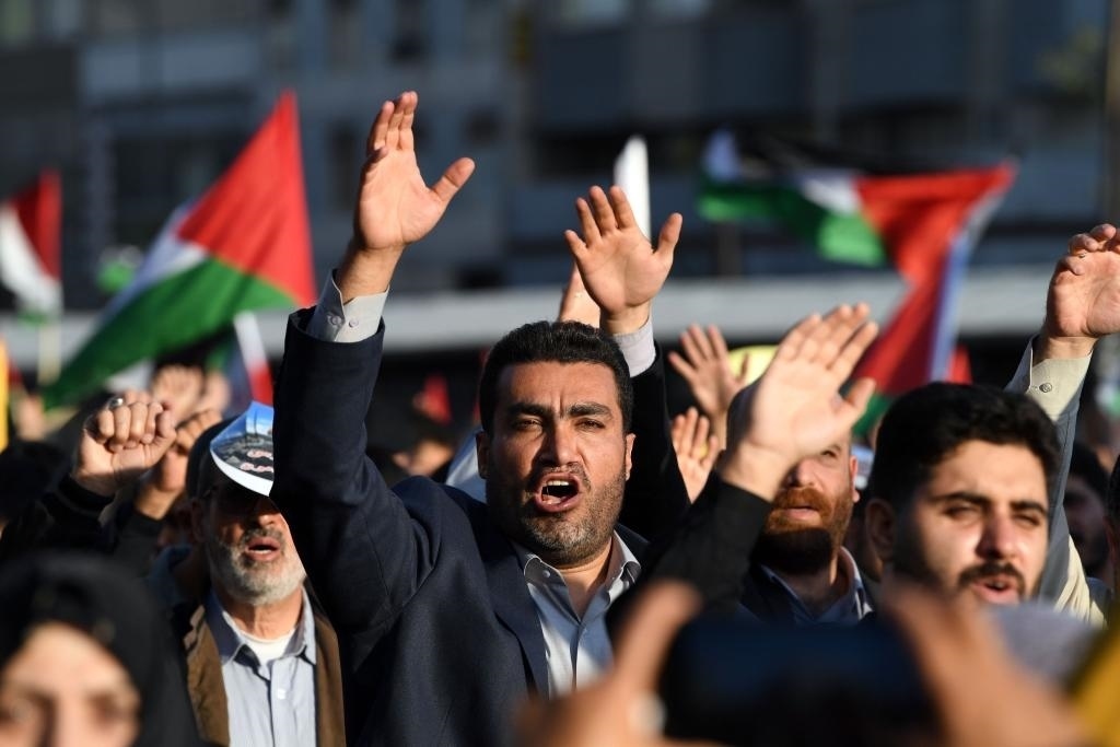 10月18日，人們?cè)谝晾实潞谔m舉行集會(huì)。當(dāng)日，突尼斯、土耳其、伊朗等多國民眾舉行集會(huì)，表達(dá)對(duì)巴勒斯坦人民的支持，并譴責(zé)針對(duì)加沙城醫(yī)院的襲擊。新華社記者 沙達(dá)提 攝