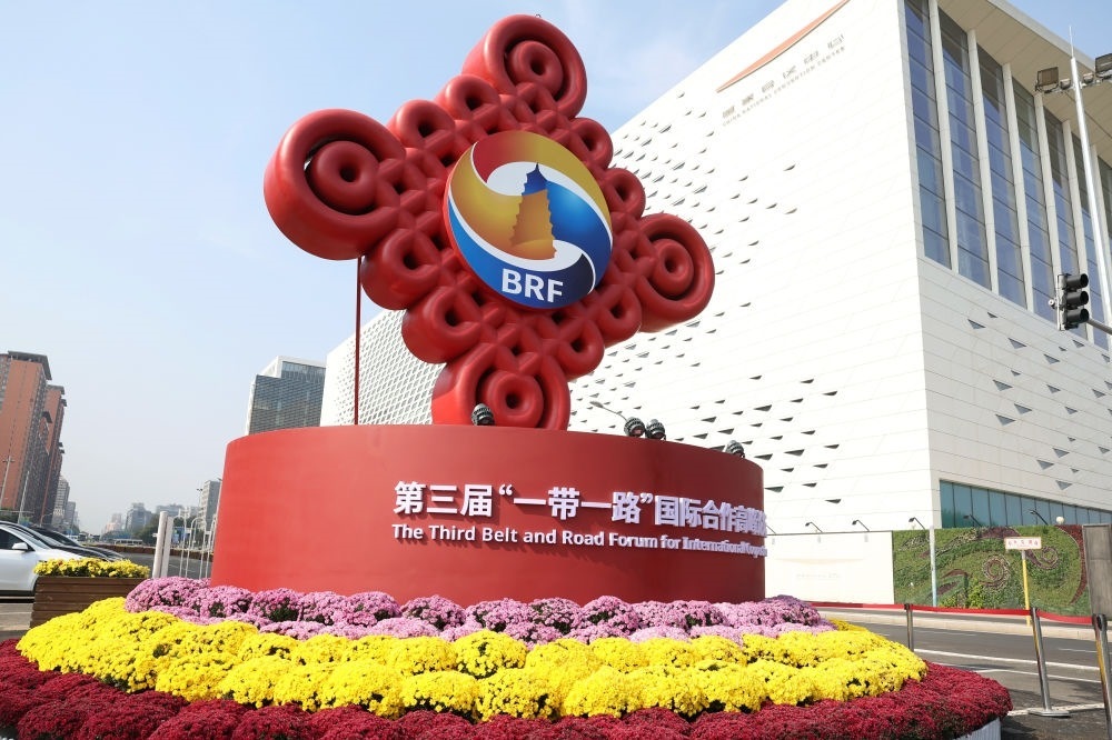 這是在北京國(guó)家會(huì)議中心附近拍攝的“一帶一路”國(guó)際合作高峰論壇景觀布置（2023年10月17日攝）。新華社記者 陳斌 攝