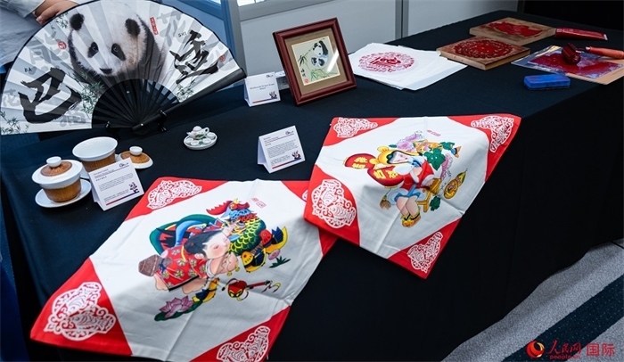 活動(dòng)現(xiàn)場(chǎng)的現(xiàn)場(chǎng)文創(chuàng)展、互動(dòng)體驗(yàn)區(qū)、非遺區(qū)展示。人民網(wǎng) 郭錦標(biāo)攝