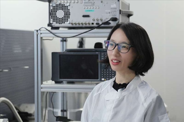 李婧在中國(guó)科學(xué)院紫金山天文臺(tái)毫米波和亞毫米波技術(shù)實(shí)驗(yàn)室。（受訪者供圖）