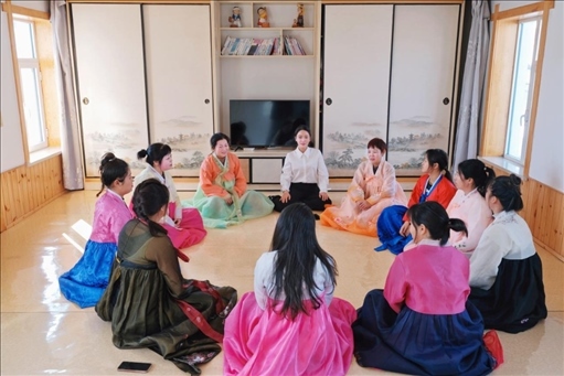 2023年6月，楊麗娜（后中）對(duì)擔(dān)任民宿管家的光東村村民們進(jìn)行標(biāo)準(zhǔn)化培訓(xùn)。（新華社記者金津秀攝）