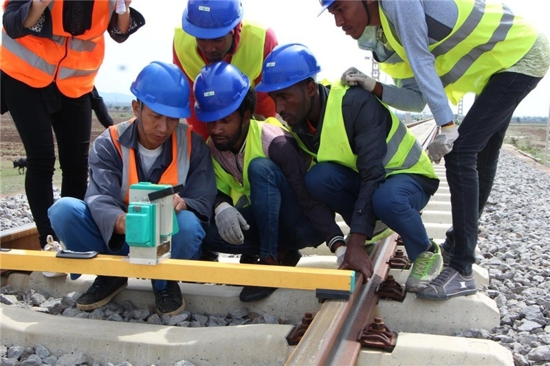 中方員工在鐵路現(xiàn)場培訓埃方員工。 中國土木工程集團有限公司供圖