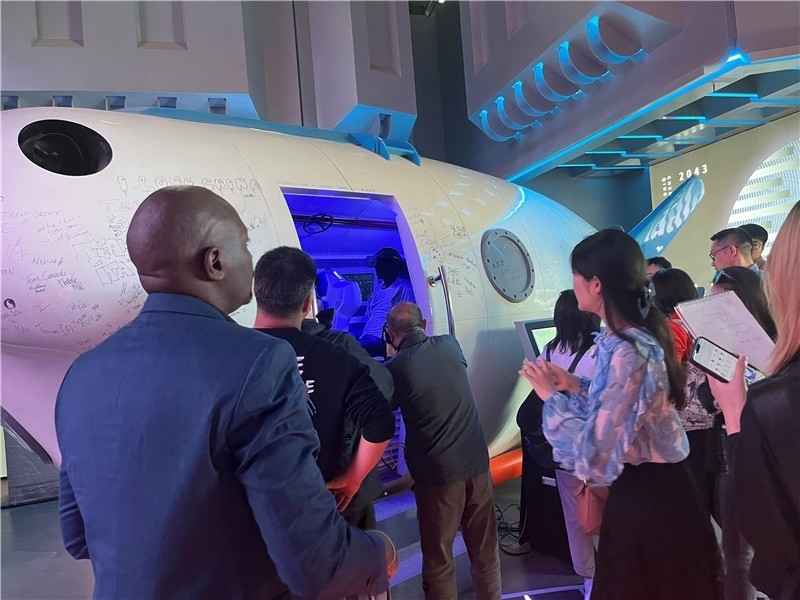 （中外記者在元宇宙數(shù)字文旅產(chǎn)業(yè)園內體驗SoReal“蛟龍”號載人深海模擬體驗器 趙橙涔攝）