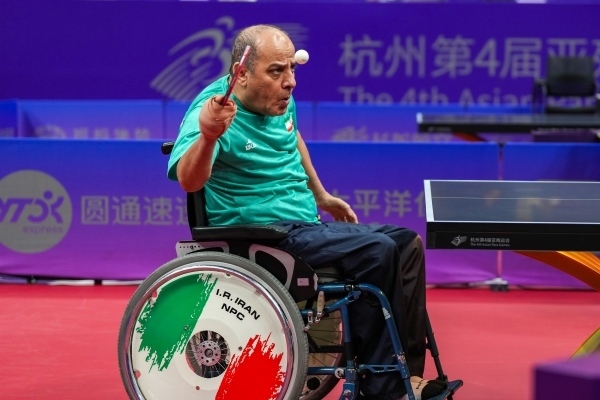 10月23日，杭州第4屆亞殘運(yùn)會(huì)乒乓球男子單打Class2小組循環(huán)賽舉行。圖為伊朗隊(duì)選手哈?！ず嗁M(fèi)尚在比賽中。圖片來源：杭州亞殘組委會(huì)