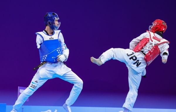 10月23日，杭州第4屆亞殘運(yùn)會(huì)跆拳道男子K44級58公斤級銅牌賽舉行。圖為烏茲別克斯坦隊(duì)選手桑賈貝克·穆赫托羅夫(左)和日本隊(duì)選手阿渡健太在比賽中。圖片來源：杭州亞殘組委會(huì)