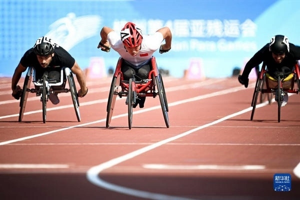 10月23日，中國選手龔文浩（左二）在杭州第4屆亞殘運(yùn)會(huì)男子100米-T34決賽的比賽中。他以15秒55的成績獲得該項(xiàng)目銀牌。新華社記者 江漢攝