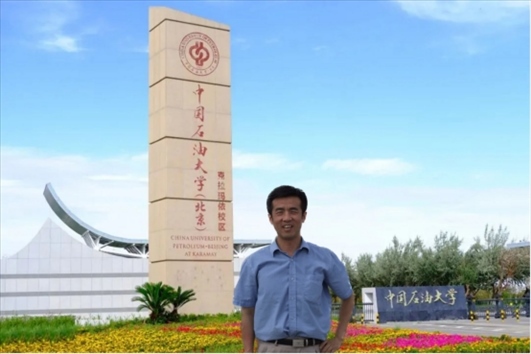 北京交通大學(xué)“銀齡教師”黃曉鳴。校方供圖