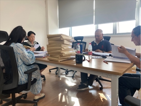 北京交通大學(xué)退休教師田立年與當(dāng)?shù)貛熒谝黄?。校方供圖