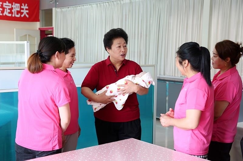 △2021年6月2日，卓長立（中）指導(dǎo)正在接受培訓(xùn)的家政服務(wù)員。