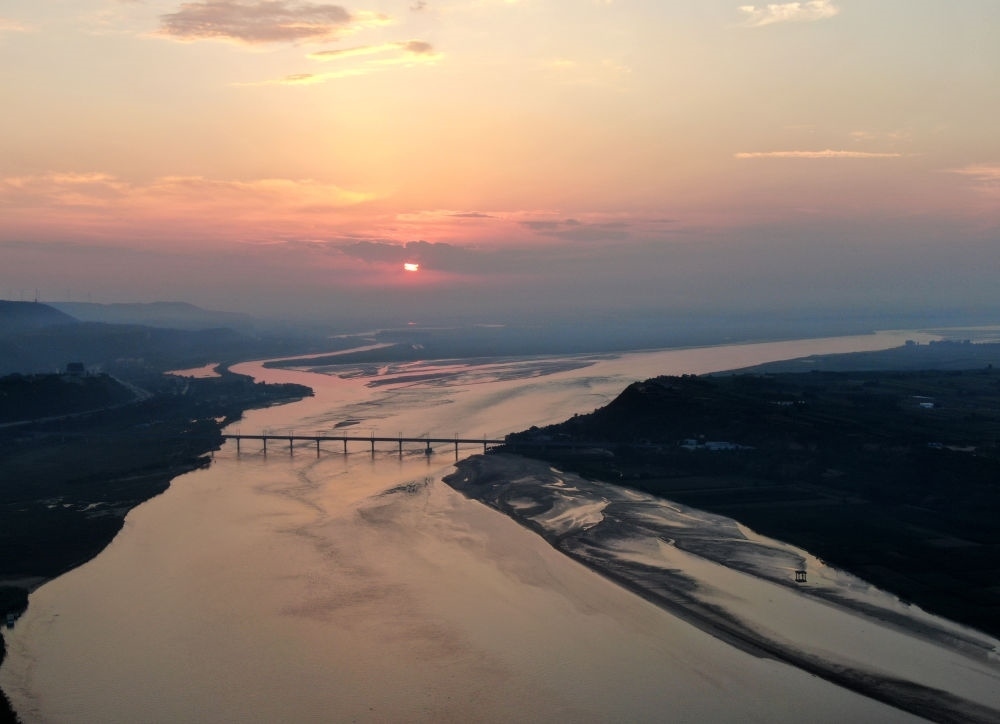  豫陜交界附近拍攝的黃河景色（2020年9月7日攝，無(wú)人機(jī)照片）。新華社記者 郝源 攝