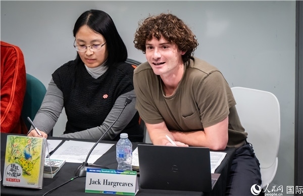 4、英國(guó)漢學(xué)家沈如風(fēng)對(duì)中國(guó)文學(xué)譯作的未來充滿期待。郭錦標(biāo)攝