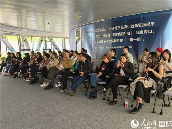 外媒記者探訪天津港北疆港區(qū)C段智能化集裝箱碼頭。人民網(wǎng)記者 符園園攝