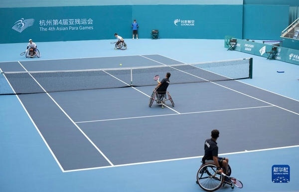 10月24日，在杭州第4屆亞殘運會輪椅網(wǎng)球男子雙打1/4決賽中，中國組合董順江/紀(jì)珍旭以0比2不敵韓國組合任浩元/韓成奉，無緣半決賽。圖為董順江（右二）/紀(jì)珍旭（右一）在比賽中。新華社記者 才揚攝