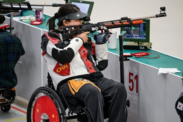 10月23日，杭州第4屆亞殘運會射擊(R2)SH1級女子10米氣步槍立射資格賽舉行。圖為中國隊選手張翠平在比賽中。圖片來源：杭州亞殘組委