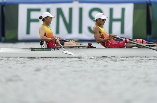 2021年8月29日，在東京殘奧會賽艇項目PR2級混合雙人雙槳決賽中，中國組合劉爽/蔣繼劍獲得銅牌。圖為劉爽（左）/蔣繼劍在比賽中。新華社記者 胡虎虎攝（資料圖）