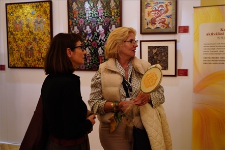 游客觀賞。布達佩斯中國文化中心供圖