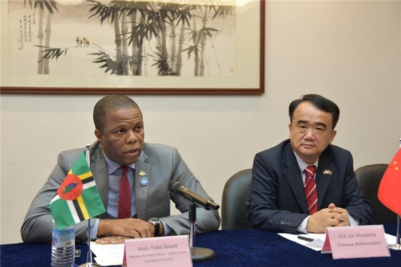 多公共工程部部長格蘭特（左一）向與會記者介紹赴華參會情況。駐多米尼克使館供圖