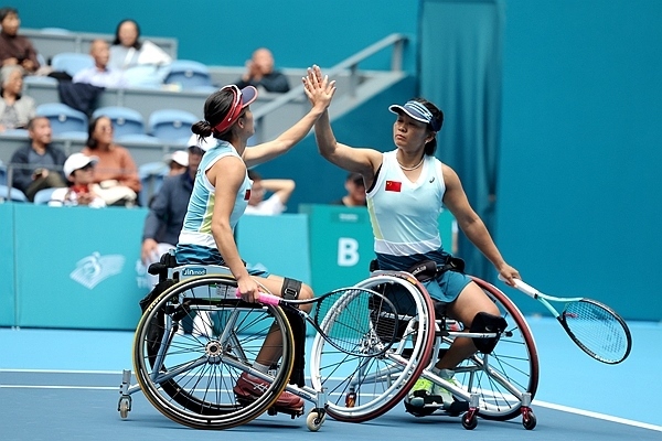 10月25日，杭州亞殘運(yùn)會輪椅網(wǎng)球女雙決賽，中國組合朱珍珍(右)/郭珞瑤慶祝得分。人民網(wǎng)記者 胡雪蓉?cái)z