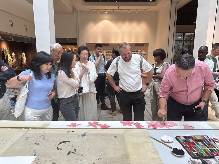 首屆國際傳播“絲路獎”獲獎代表等在廣州市荔灣區(qū)永慶坊參加文化交流活動。楊爍壁、王燕攝影報道