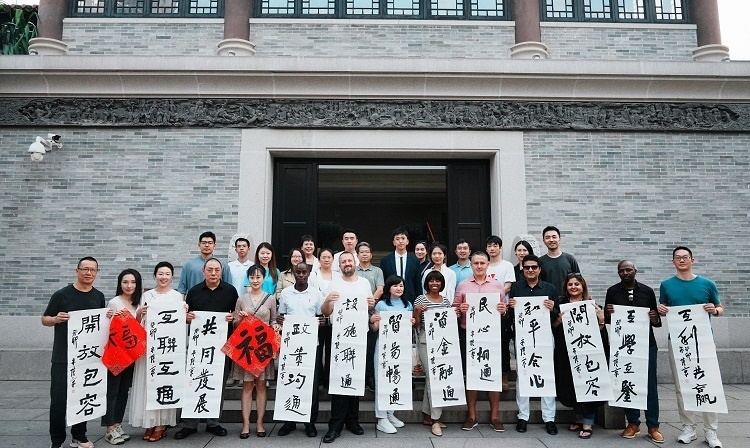 首屆國際傳播“絲路獎”獲獎代表等在廣州市荔灣區(qū)永慶坊參加文化交流活動。楊爍壁、王燕攝影報道