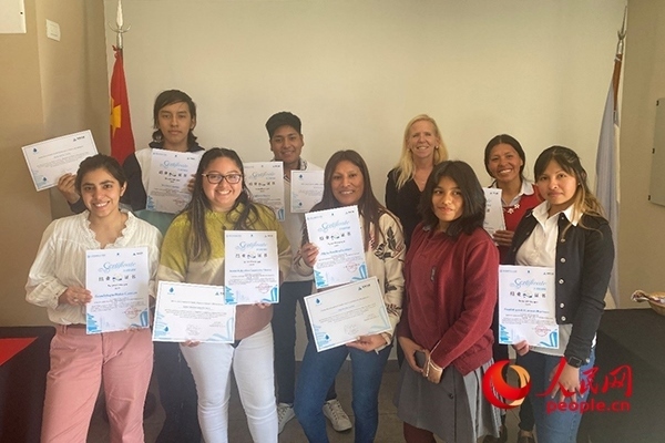 社區(qū)工作專家莫伊拉（后排右二）向“中文工坊”第二期培訓(xùn)班部分結(jié)業(yè)學(xué)員頒發(fā)由薩爾塔省教育部簽發(fā)的結(jié)業(yè)證書。人民網(wǎng)記者 吳思萱攝