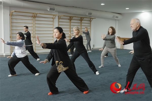 阿根廷武術(shù)俱樂部協(xié)會副會長陳敏正在教學(xué)。人民網(wǎng)記者 張若涵攝