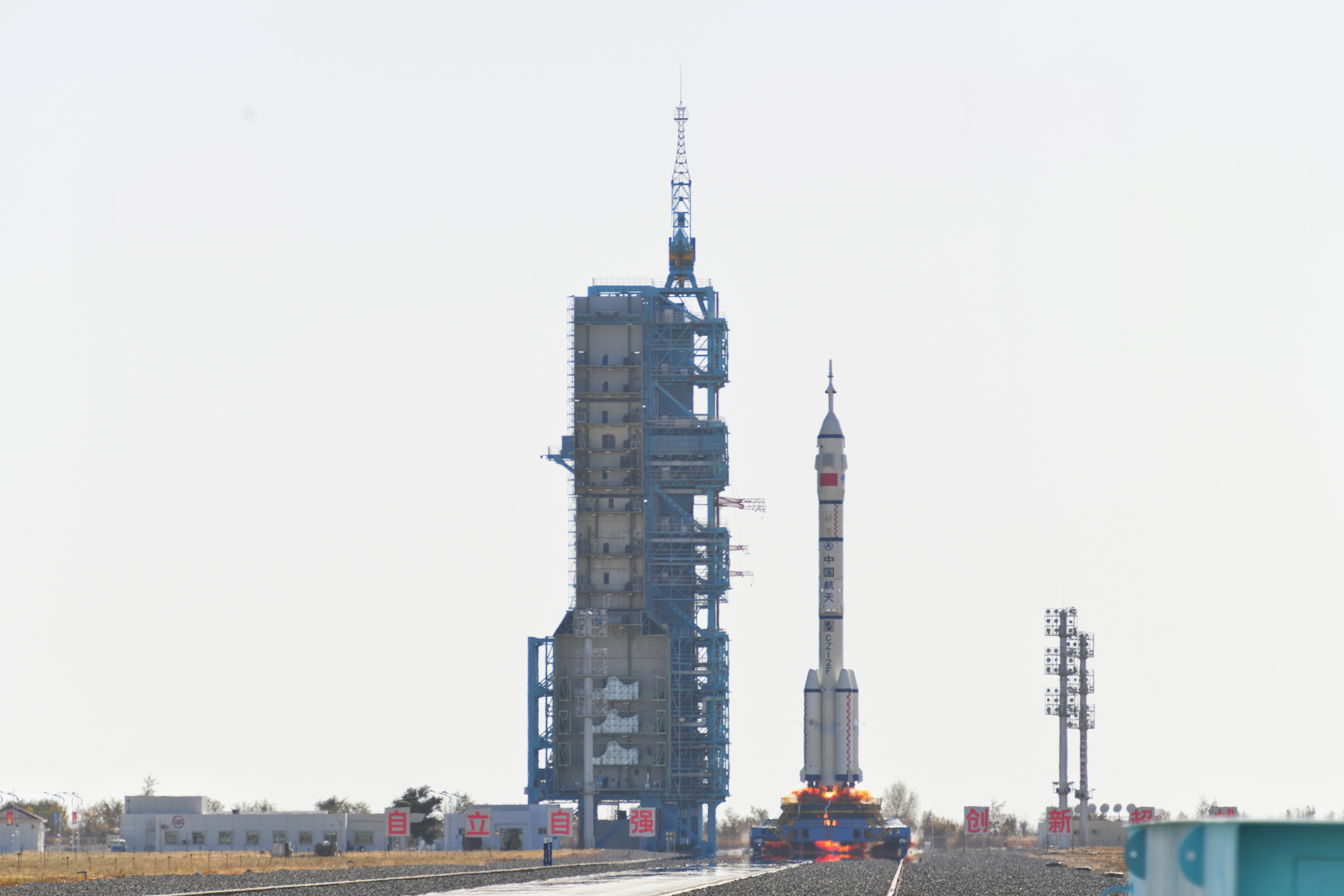 神舟十七號(hào)載人飛船發(fā)射升空震撼瞬間。人民網(wǎng) 張啟川攝