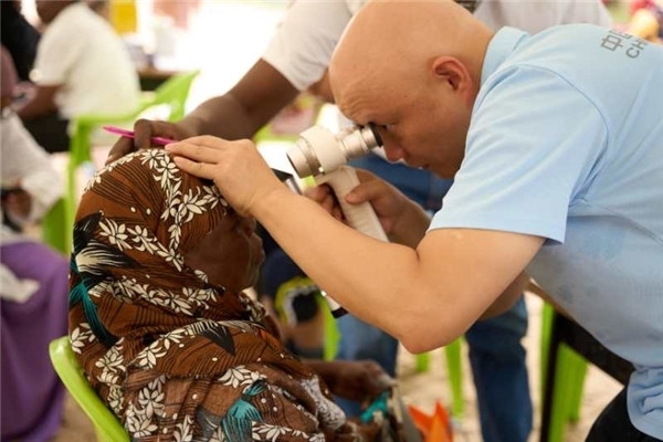 醫(yī)療隊(duì)為當(dāng)?shù)鼗颊吡x診。中國援桑醫(yī)療隊(duì)供圖