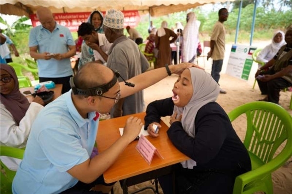 醫(yī)療隊(duì)為當(dāng)?shù)鼗颊吡x診。中國援桑醫(yī)療隊(duì)供圖