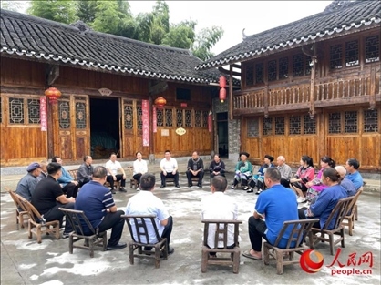 花垣縣石欄鎮(zhèn)朋巖村的院壩會(huì)。人民網(wǎng) 周靜圓攝