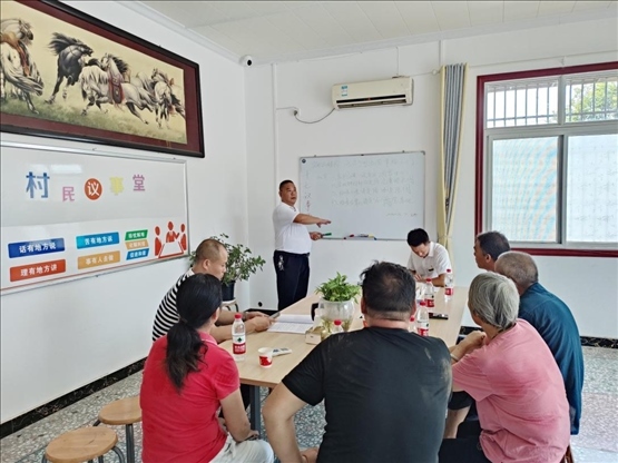 泉塘村17組議事會(huì)正在討論土地整理事項(xiàng)。湖南省司法廳供圖