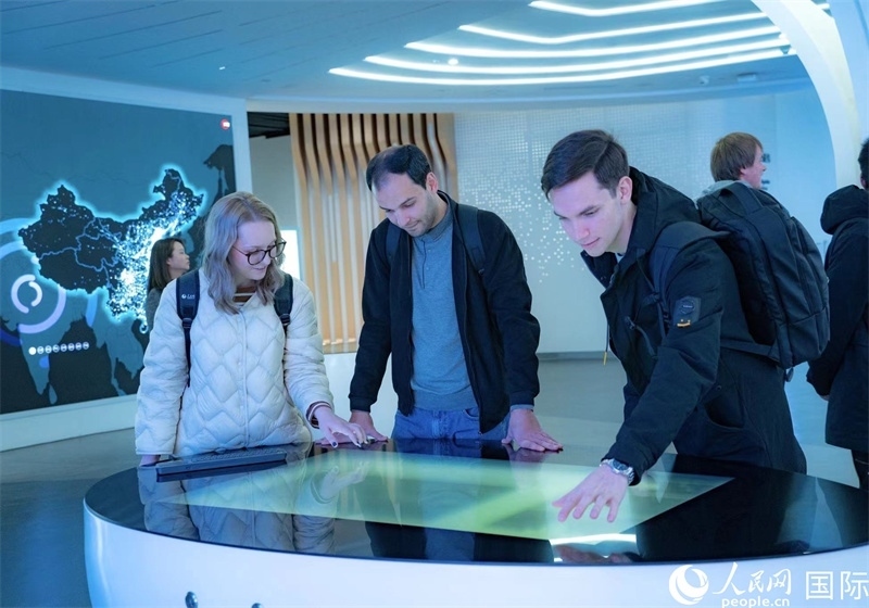 歐亞國家記者在國家大數(shù)據(jù)（貴州）綜合試驗區(qū)交流體驗中心參觀。人民網(wǎng) 陽茜攝