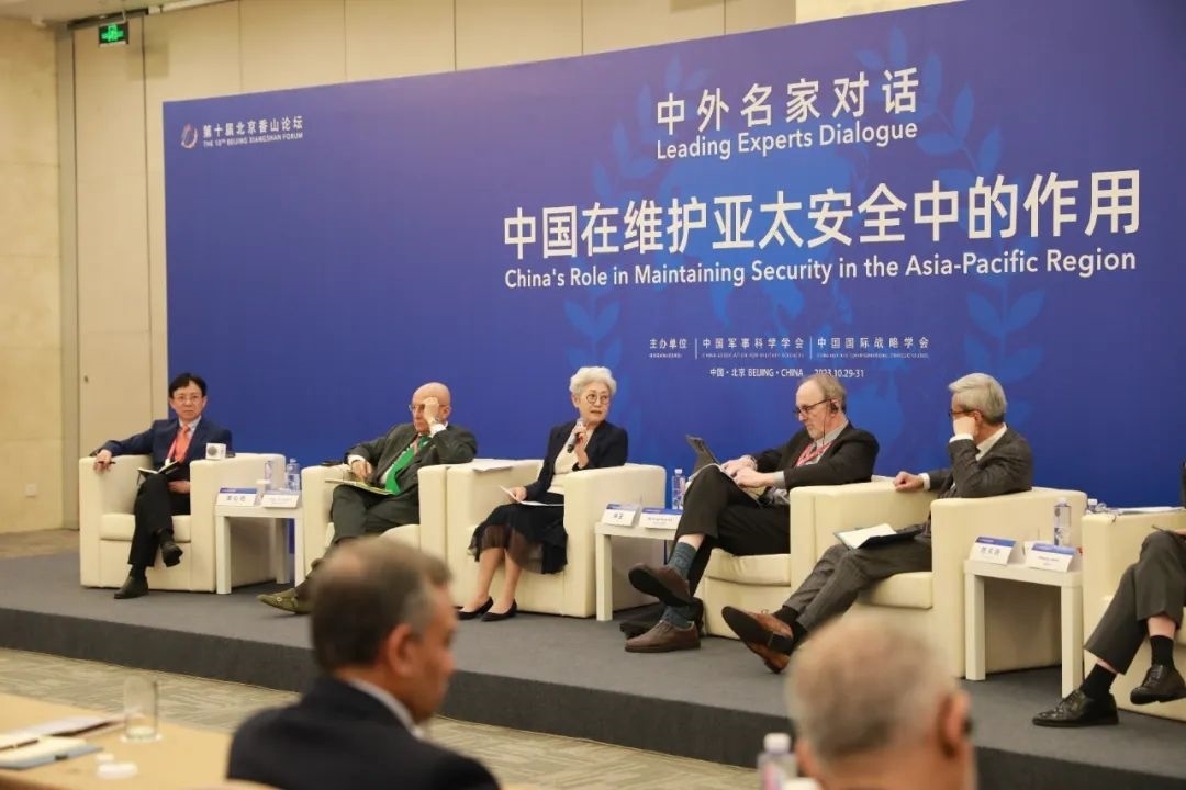 傅瑩（左三）反駁邁克爾·史文（左四）。斯基攝