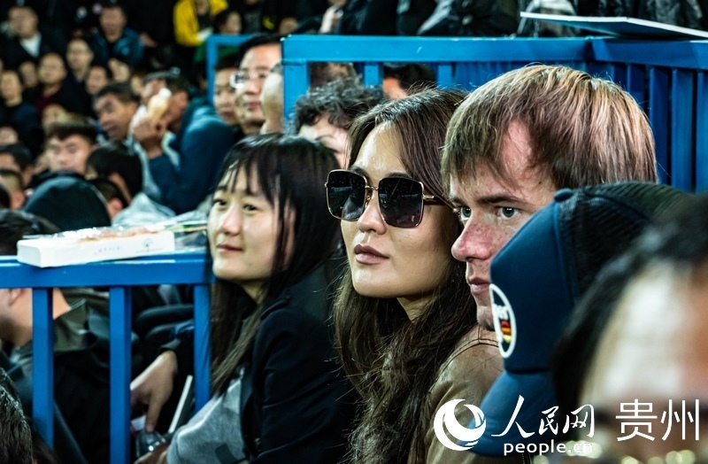 外媒記者走進(jìn)“村BA”決賽現(xiàn)場觀看比賽。人民網(wǎng) 陽茜 攝