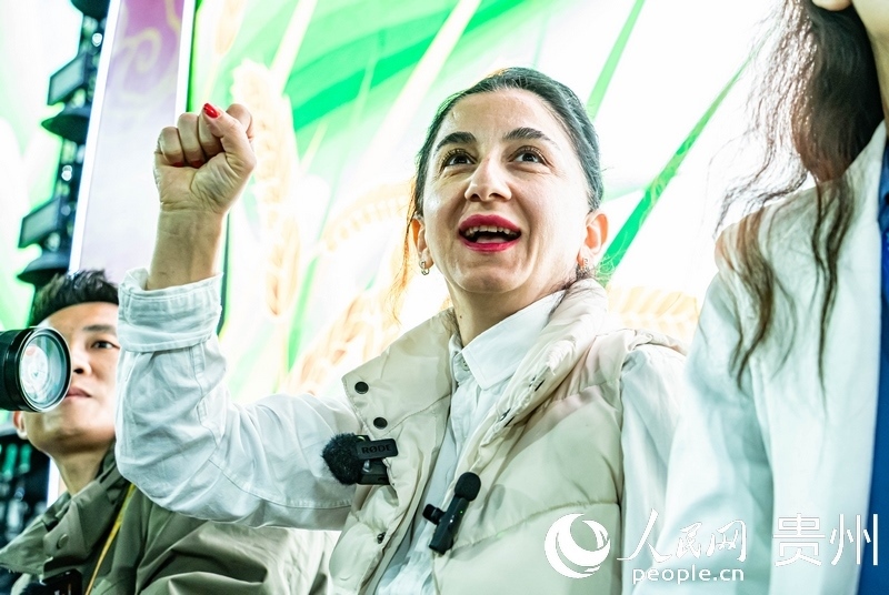 外媒記者在現(xiàn)場吶喊助威。人民網(wǎng) 陽茜攝